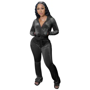 Ensemble survêtement velours noir veste courte zippée à capuche et élégant pantalon