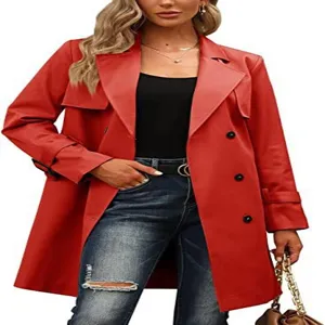 Cappotto trench in ecopelle rossa da donna doppiopetto capospalla chic con cintura e tasche.