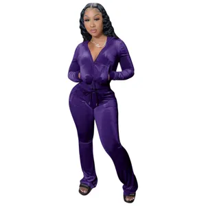 Ensemble survêtement velours femme sweat à capuche zippé court et pantalon long violet.