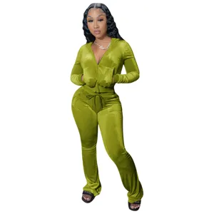 Ensemble survêtement femme en velours uni avec sweat à capuche zippé et pantalon long.
