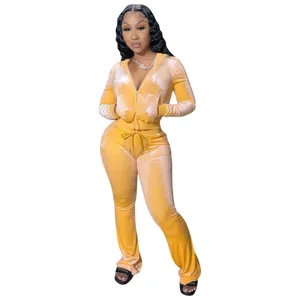 Mode femme ensemble survêtement en velours uni avec veste courte zippée à capuche et pantalon.