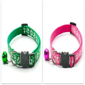 Gedetailleerde close-up van de huisdierhalsband met kattengespsluiting, pootafdruk en bel.