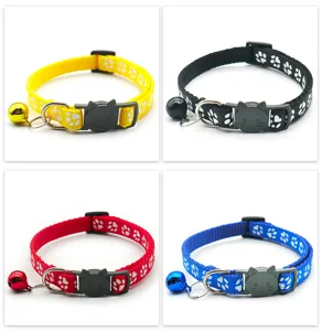 Detailopnames van de kleurrijke huisdierhalsband met schattige pootafdrukken en kattengespsluiting.