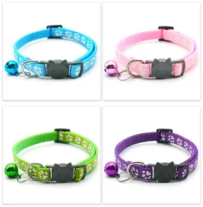 Verstelbare nylon huisdierhalsband met kattenhesje, pootafdrukken en een belletje.