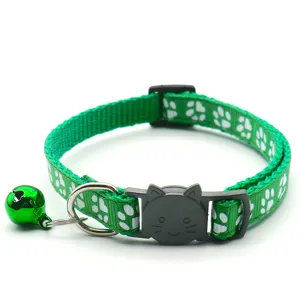 Groene kattenhalsband met witte pootafdrukken, katten gesp, bel en ring voor huisdieren.