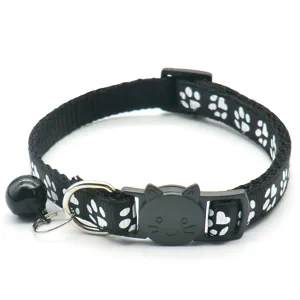 Zwarte kattenhalsband met pootafdrukken, schattige katvormige gesp en metalen bel voor huisdieren.
