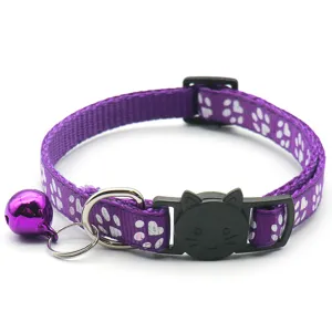 Paarse huisdier kattenhalsband met witte pootafdrukken, kattenveiligheidsgesp, bel en metalen ring.