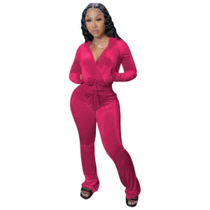 Ensemble survêtement femme velours uni avec sweat à capuche zippé court et pantalon long.