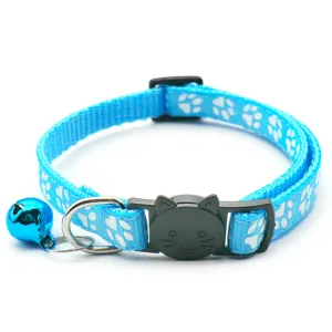 Gedetailleerd overzicht van de blauwe kattenhalsband met leuke pootafdrukken en bel.