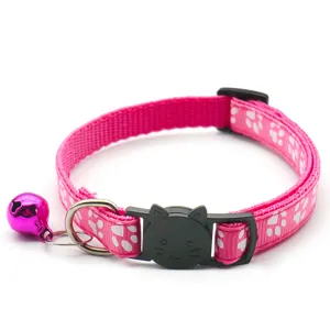 Gedetailleerde close-up van de roze kattenhalsband met leuke zwarte gesp en bel.