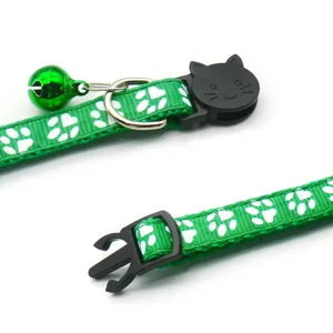 Groene huisdierenhalsband met witte pootafdrukken, belletje en veilige kattenluiting voor dieren.
