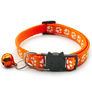 Oranje huisdieren halsband met zwarte katten gesp en metalen bel detail voor kleine katten.