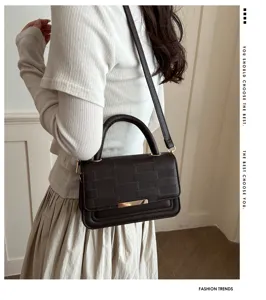 Sac bandoulière à carreaux vintage pour femme, élégant sac marron avec poignée et boucle en métal.