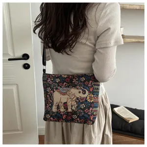 Detailaufnahme der ethnischen bestickten Canvas-Umhängetasche mit Elefantenmuster.