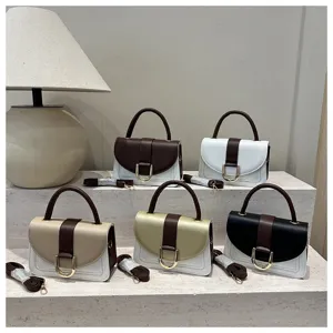 Borsa a tracolla chic da donna stile sella con colore a contrasto e fibbia in metallo.