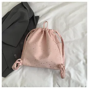 Primo piano dettagliato dello zaino con coulisse rosa a stelle in un contesto lifestyle.