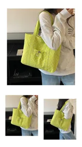 Sac cabas en toile à pois verts avec poche avant pour les déplacements quotidiens.