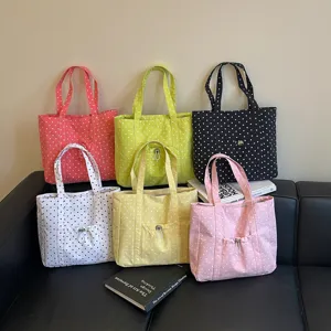 Sac cabas élégant à pois en toile, grand sac à main décontracté pour les déplacements.