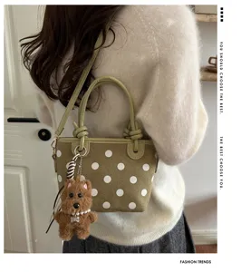Sac seau à pois rétro minimaliste détail, élégant sac bandoulière femme avec charm d'ours.