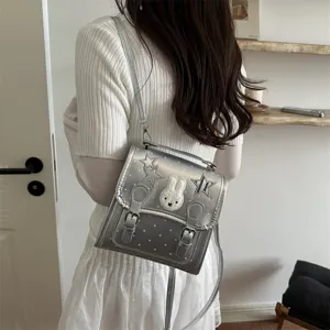 Sac à dos argenté élégant pour étudiant avec patch de lapin et étoiles pour le quotidien.