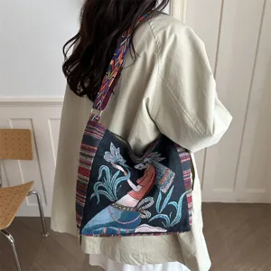 Detailansicht der ethnischen bestickten Canvas-Umhängetasche mit buntem Riemen.