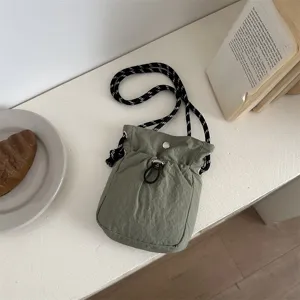 Detailansicht der lässigen minimalistischen grünen Umhängetasche mit verstellbarem Kordel.