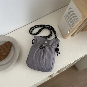 Nahaufnahme Detail der grauen minimalistischen Umhängetasche mit verstellbarem Seilgurt.