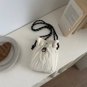 Nahaufnahme Detail einer minimalistischen japanischen leichten Umhängetasche mit Kordelzug.