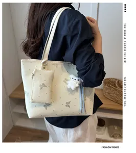 Elegante borsa a tracolla da donna con pochette e ciondolo orsetto per il commuting autunnale.