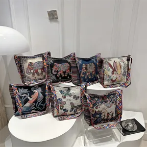 Detailansicht der ethnischen bestickten Schultertasche, große Kapazität, bunte Riemen.