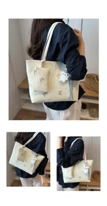 Borsa a tracolla elegante da donna con motivo a farfalla e ciondolo orsetto per uso quotidiano.