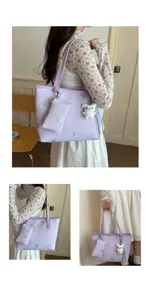 Vista di dettaglio dell'elegante borsa tote viola con motivo a farfalla e ciondolo coniglio.