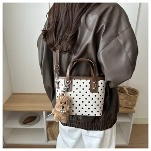 Gepunktete Eimertasche mit süßem Plüschhund Anhänger tägliche Schulter Handtasche Detail