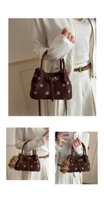 Detailweergave van de Koreaanse bruine polkadot handtas met schattige pluche hanger.