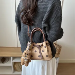 Vue détaillée du sac à main vintage à pois de style coréen avec adorable pendentif ours et poignée.
