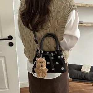 Vue détaillée du sac à main à pois de style coréen avec un charmant porte-clés chiot en peluche.