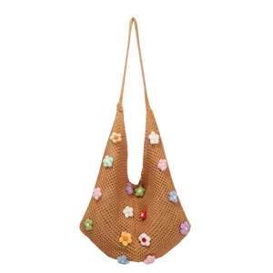 Sac cabas bandoulière en tricot décontracté pour femme avec détails floraux crochetés faits main.