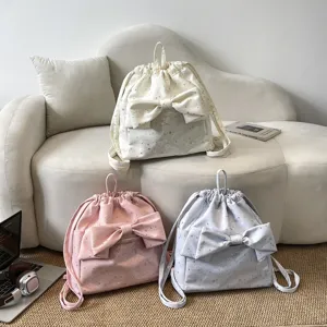 Vista dettagliata dello zaino con coulisse in stile coreano chic con grazioso fiocco e stelle.