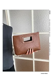 Elegante borsa pochette intrecciata marrone da donna, design chic con manico per uso quotidiano.