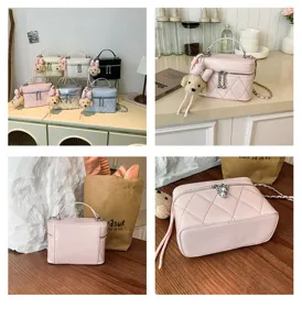Bolso bandolera acolchado elegante con bonito dije de perrito de peluche para mujeres.