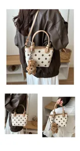 Sac seau à pois en toile rétro minimaliste vue de détail, sac bandoulière femme décontracté.
