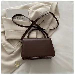 Nahaufnahme der eleganten braunen Ledertasche mit feiner Textur und stilvollem Griff.