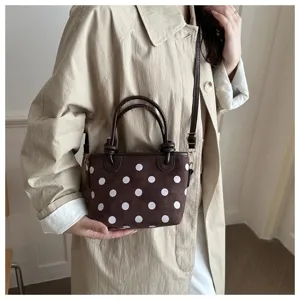 Sac seau rétro à pois pour femme, élégant sac à bandoulière en suédine marron clair.