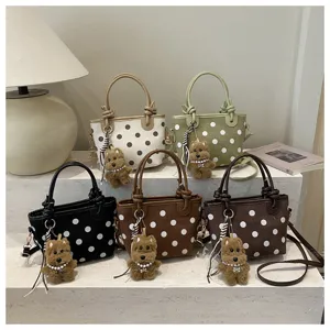 Sac seau à pois vintage avec pendentif chiot, sac bandoulière tendance pour femme, vue détails.