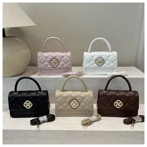 Kinderen effen gewatteerde crossbody tas met een elegante klaverblad sluiting.
