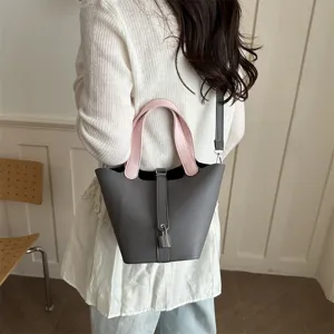 Découvrez ce sac seau élégant avec un design de serrure unique pour un style chic.