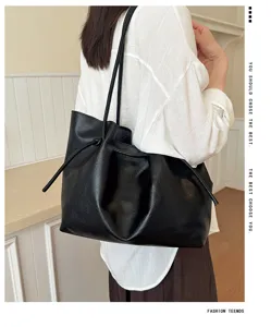Borsa tote morbida in ecopelle nera da donna, borsa a spalla minimalista e comoda per il commuting.