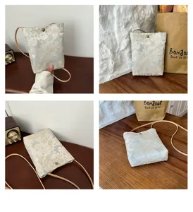 Λεπτομέρεια τσάντας χιαστί jacquard, vintage μοτίβο λουλουδιών, λεπτό δερμάτινο λουρί και κούμπωμα.