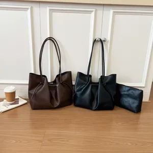 Vista dettagliata borsa tote donna casual elegante pelle morbida borsa a spalla design vintage.