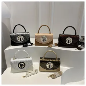 Vista detallada de bolsos de mano modernos multicolores con cierre metálico y correas.
